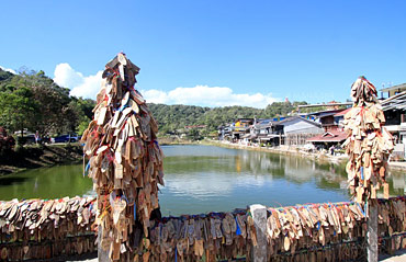 ทัวร์กาญจนบุรี ปิล็อก หมู่บ้านอิต่อง สังขละบุรี ตักบาตรสะพานมอญ ล่องเรือวัดเมืองเก่า 3 วัน 2 คืน โดยรถตู้ปรับอากาศ