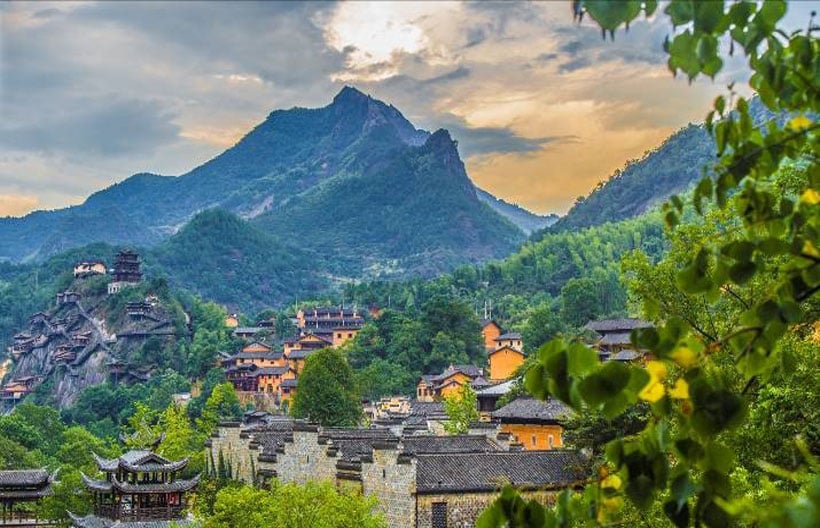 ทัวร์จีน ฉางซา  หุบเขาเทวดาวั้งเซียนกู่ อุทยานเขาหลิงซาน ล่องเรือชมแสงสีอู้หนี่โจว  5 วัน 4 คืน สายการบินไทยเวียดเจ็ท แอร์