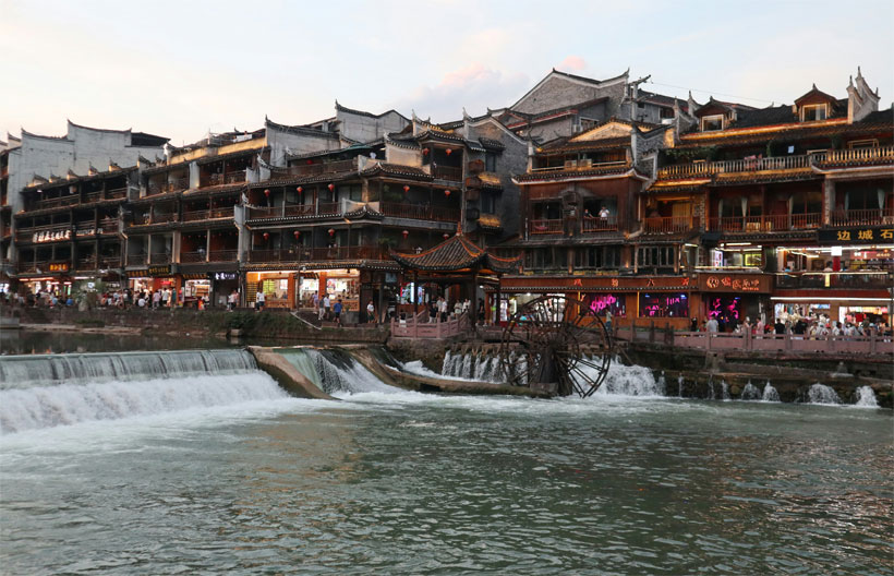 ทัวร์จีน จางเจียเจี้ย เฟิงหวง ฟูหรงเจิ้น ภูเขาเทียนเหมินซาน ล่องเรือชมแม่น้ำแยงซีเกียง 7 วัน 6 คืน สายการบินชิงเต่าแอร์ไลน์