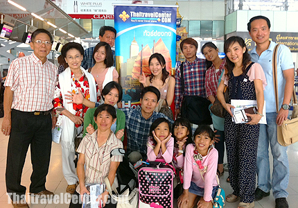 คณะครอบครัวคุณรัชนี ถ่ายรูปเป็นที่ระลึกก่อนบินสู่ฮ่องกงและมาเก๊า