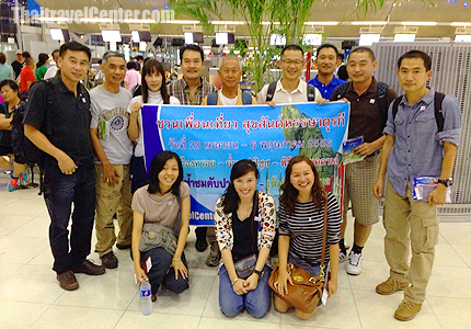 คุณสุชาติและเพื่อนๆ ถ่ายรูปเป็นที่ระลึก ก่อนเดินทางสู่ประเทศตุรกี