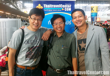 คณะบริษัท ไทยคม ถ่ายรูปเป็นที่ระลึกก่อนเดินทางสู่ประเทศสิงคโปร์