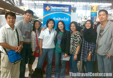 คณะเจ้าหน้าที่และผู้บริหารบริษัทไทยคม ร่วมกันถ่ายรูปก่อนขึ้นเครื่อง