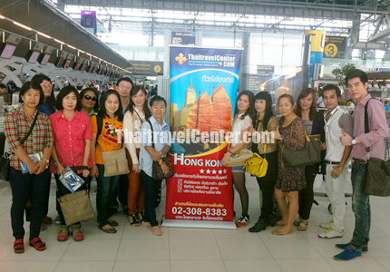 คณะจากบริษัท Pokas World จำกัด ถ่ายรูปเป็นที่ระลึกก่อนเดินทางท่องเที่ยว ดูงานสู่ประเทศฮ่องกง