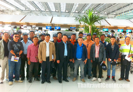 คณะเจ้าหน้าที่กองบัญชาการทหารบก ถ่ายรูปเป็นที่ระลึกก่อนเดินทางท่องเที่ยวและดูงาน ณ ประเทศเวียดนาม