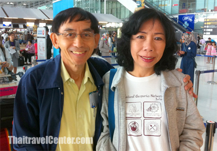 คณะคุณวิไลพรและเพื่อนๆ ถ่ายรูปเป็นที่ระลึกก่อนเดินทางท่องเที่ยวประเทศตุรกี