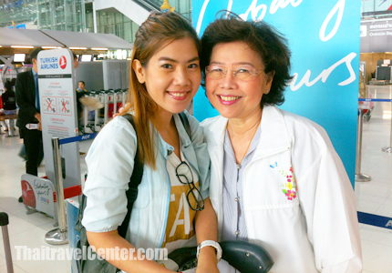 คณะคุณวิไลพรและเพื่อนๆ ถ่ายรูปเป็นที่ระลึกก่อนเดินทางท่องเที่ยวประเทศตุรกี