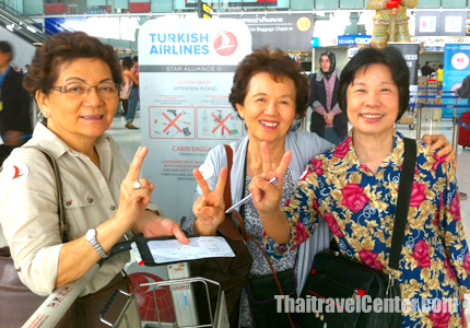 คณะคุณวิไลพรและเพื่อนๆ ถ่ายรูปเป็นที่ระลึกก่อนเดินทางท่องเที่ยวประเทศตุรกี