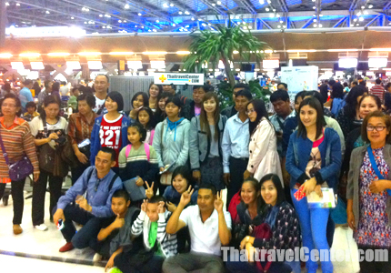 คณะคุณบุญฉลองและเพื่อนๆ ถ่ายรูปเป็นที่ระลึกก่อนเดินทางท่องเที่ยวประเทศเกาหลีใต้