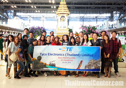 คณะเจ้าหน้าที่บริษัท Tyco Electronic (Thailand) จำกัด<br>ร่วมกันถ่ายรูปเป็นที่ระลึก ณ สนามบินสุวรรณภูมิ