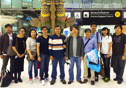 คณะสำนักงานทรัพย์สินส่วนพระมหากษัตริย์<br>ถ่ายรูปเป็นที่ระลึก ณ สนามบินสุวรรณภูมิ ก่อนเดินทางศึกษาดูงานที่ประเทศเดนมาร์ก