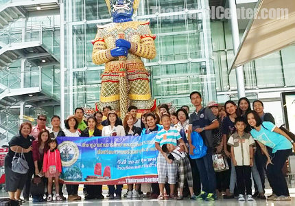 คณะโรงเรียนเทศบาลบ้านหัวหิน ถ่ายรูปเป็นที่ระลึก ก่อนเดินทางศึกษาดูงาน<br>เพื่อเตรียมความพร้อมเข้าสู่ประชาคมอาเซียน ณ ประเทศเวียดนาม