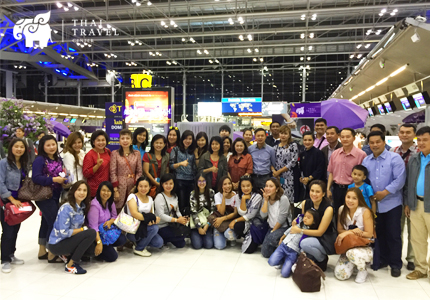 คณะกองพลพัฒนาที่ 1<br>ร่วมกันถ่ายรูปเป็นที่ระลึกก่อนเดินทางท่องเที่ยว ณ ประเทศญี่ปุ่น