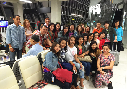 คณะกองพลพัฒนาที่ 1<br>ร่วมกันถ่ายรูปเป็นที่ระลึกก่อนเดินทางท่องเที่ยว ณ ประเทศญี่ปุ่น