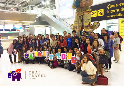 คณะโรงเรียนสาธิตวิทยา ร่วมกันถ่ายรูปเป็นที่ระลึกก่อนเดินทางท่องเที่ยว ณ ประเทศฮ่องกง มาเก๊า