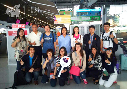 คณะบริษัท ยีนพลัส จำกัด<br>ร่วมกันถ่ายรูปเป็นที่ระลึกก่อนเดินทางศึกษาดูงาน ณ ประเทศมาเลเซีย