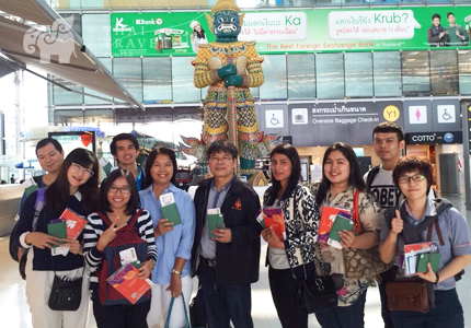 คณะบริษัท ยีนพลัส จำกัด<br>ร่วมกันถ่ายรูปเป็นที่ระลึกก่อนเดินทางศึกษาดูงาน ณ ประเทศมาเลเซีย