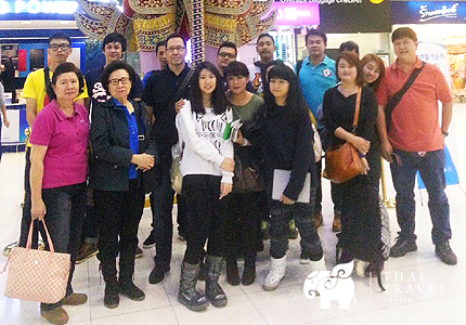 คณะบริษัท พยาธิภัณฑ์อินเตอร์เนชั่นแนล จำกัด<br>ร่วมกันถ่ายรูปเป็นที่ระลึกก่อนเดินทางสัมมนา ณ ประเทศเกาหลีใต้