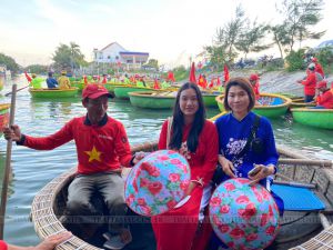 ทัวร์เวียดนาม-ครอบครัวคุณรจนา แสงสด ท่องเที่ยวประเทศเวียดนาม-ขอขอบคุณคุณลูกค้า คณะครอบครัวคุณรจนา แสงสด ที่ให้ความไว้วางใจไทยทราเวลเซ็นเตอร์ นำคณะท่านท่องเที่ยวประเทศเวียดนาม ในครั้งนี้ด้วยครับ