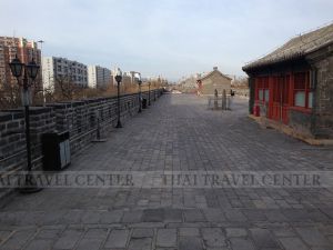 ทัวร์จีน- บริษัท กาดเกสร จำกัด-ขอขอบคุณคณะคุณลูกค้าบริษัท กาดเกสร จำกัด ที่ให้ความไว้วางใจบริษัทเรานำท่องเที่ยวประเทศจีน พร้อมถ่ายรูปกำแพงเมืองจีนอย่างใกล้ชิด ล่องเรือชมความงามตลอดสองฝั่งของทะเลสาบซีหู พระราชวังฤดูร้อน กำแพงเมืองเก่า ชมจัตุรัสเทียนอันเหมิน-พระราชวังกู้กง สนุกสนานกับกิจกรรมบนลานสกีหิมะขนาดใหญ่ และชมกายกรรมปักกิ่ง กาายกรรมชื่อดัวก้องโลก