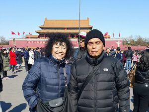 ทัวร์จีน- บริษัท กาดเกสร จำกัด-ขอขอบคุณคณะคุณลูกค้าบริษัท กาดเกสร จำกัด ที่ให้ความไว้วางใจบริษัทเรานำท่องเที่ยวประเทศจีน พร้อมถ่ายรูปกำแพงเมืองจีนอย่างใกล้ชิด ล่องเรือชมความงามตลอดสองฝั่งของทะเลสาบซีหู พระราชวังฤดูร้อน กำแพงเมืองเก่า ชมจัตุรัสเทียนอันเหมิน-พระราชวังกู้กง สนุกสนานกับกิจกรรมบนลานสกีหิมะขนาดใหญ่ และชมกายกรรมปักกิ่ง กาายกรรมชื่อดัวก้องโลก