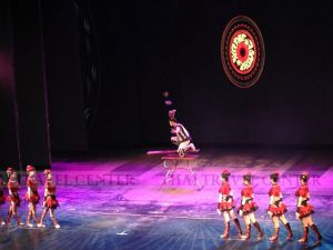 ทัวร์จีน- บริษัท กาดเกสร จำกัด-ขอขอบคุณคณะคุณลูกค้าบริษัท กาดเกสร จำกัด ที่ให้ความไว้วางใจบริษัทเรานำท่องเที่ยวประเทศจีน พร้อมถ่ายรูปกำแพงเมืองจีนอย่างใกล้ชิด ล่องเรือชมความงามตลอดสองฝั่งของทะเลสาบซีหู พระราชวังฤดูร้อน กำแพงเมืองเก่า ชมจัตุรัสเทียนอันเหมิน-พระราชวังกู้กง สนุกสนานกับกิจกรรมบนลานสกีหิมะขนาดใหญ่ และชมกายกรรมปักกิ่ง กาายกรรมชื่อดัวก้องโลก