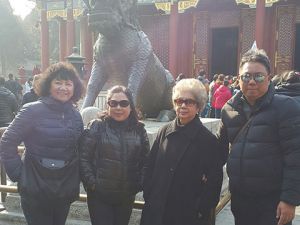 ทัวร์จีน- บริษัท กาดเกสร จำกัด-ขอขอบคุณคณะคุณลูกค้าบริษัท กาดเกสร จำกัด ที่ให้ความไว้วางใจบริษัทเรานำท่องเที่ยวประเทศจีน พร้อมถ่ายรูปกำแพงเมืองจีนอย่างใกล้ชิด ล่องเรือชมความงามตลอดสองฝั่งของทะเลสาบซีหู พระราชวังฤดูร้อน กำแพงเมืองเก่า ชมจัตุรัสเทียนอันเหมิน-พระราชวังกู้กง สนุกสนานกับกิจกรรมบนลานสกีหิมะขนาดใหญ่ และชมกายกรรมปักกิ่ง กาายกรรมชื่อดัวก้องโลก