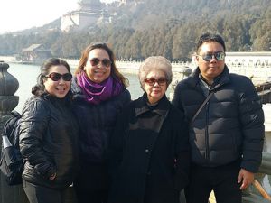 ทัวร์จีน- บริษัท กาดเกสร จำกัด-ขอขอบคุณคณะคุณลูกค้าบริษัท กาดเกสร จำกัด ที่ให้ความไว้วางใจบริษัทเรานำท่องเที่ยวประเทศจีน พร้อมถ่ายรูปกำแพงเมืองจีนอย่างใกล้ชิด ล่องเรือชมความงามตลอดสองฝั่งของทะเลสาบซีหู พระราชวังฤดูร้อน กำแพงเมืองเก่า ชมจัตุรัสเทียนอันเหมิน-พระราชวังกู้กง สนุกสนานกับกิจกรรมบนลานสกีหิมะขนาดใหญ่ และชมกายกรรมปักกิ่ง กาายกรรมชื่อดัวก้องโลก