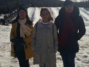 ทัวร์จีน- บริษัท กาดเกสร จำกัด-ขอขอบคุณคณะคุณลูกค้าบริษัท กาดเกสร จำกัด ที่ให้ความไว้วางใจบริษัทเรานำท่องเที่ยวประเทศจีน พร้อมถ่ายรูปกำแพงเมืองจีนอย่างใกล้ชิด ล่องเรือชมความงามตลอดสองฝั่งของทะเลสาบซีหู พระราชวังฤดูร้อน กำแพงเมืองเก่า ชมจัตุรัสเทียนอันเหมิน-พระราชวังกู้กง สนุกสนานกับกิจกรรมบนลานสกีหิมะขนาดใหญ่ และชมกายกรรมปักกิ่ง กาายกรรมชื่อดัวก้องโลก
