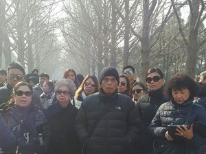 ทัวร์จีน- บริษัท กาดเกสร จำกัด-ขอขอบคุณคณะคุณลูกค้าบริษัท กาดเกสร จำกัด ที่ให้ความไว้วางใจบริษัทเรานำท่องเที่ยวประเทศจีน พร้อมถ่ายรูปกำแพงเมืองจีนอย่างใกล้ชิด ล่องเรือชมความงามตลอดสองฝั่งของทะเลสาบซีหู พระราชวังฤดูร้อน กำแพงเมืองเก่า ชมจัตุรัสเทียนอันเหมิน-พระราชวังกู้กง สนุกสนานกับกิจกรรมบนลานสกีหิมะขนาดใหญ่ และชมกายกรรมปักกิ่ง กาายกรรมชื่อดัวก้องโลก