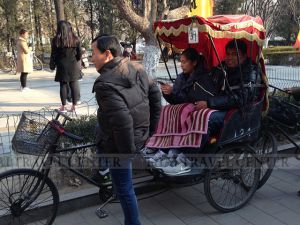 ทัวร์จีน- บริษัท กาดเกสร จำกัด-ขอขอบคุณคณะคุณลูกค้าบริษัท กาดเกสร จำกัด ที่ให้ความไว้วางใจบริษัทเรานำท่องเที่ยวประเทศจีน พร้อมถ่ายรูปกำแพงเมืองจีนอย่างใกล้ชิด ล่องเรือชมความงามตลอดสองฝั่งของทะเลสาบซีหู พระราชวังฤดูร้อน กำแพงเมืองเก่า ชมจัตุรัสเทียนอันเหมิน-พระราชวังกู้กง สนุกสนานกับกิจกรรมบนลานสกีหิมะขนาดใหญ่ และชมกายกรรมปักกิ่ง กาายกรรมชื่อดัวก้องโลก