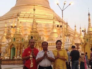 ทัวร์พม่า -บริษัทซอง เซน แมชชินเนอรี่ แมนูแฟคเจอริ่ง(ไทยแลนด์)จำกัด ท่องเที่ยวพม่า-ขอขอบคุณ บริษัทซอง เซน แมชชินเนอรี่ แมนูแฟคเจอริ่ง(ไทยแลนด์)จำกัด ที่ให้ความไว้วางใจเรานำท่องเที่ยวประเทศพม่า สักการะ 3 มหาบูชาสถาน อันศักดิ์สิทธิ์ นมัสการ พระพุทธรูปไจ้ปุ่น ชม พระธาตุอินทร์แขวน ทำบุญตักบาตร ณ วัดไจ้คะวาย อิสระช้อปปิ้ง และชิมเมนูขึ้นชื่อของพม่า
